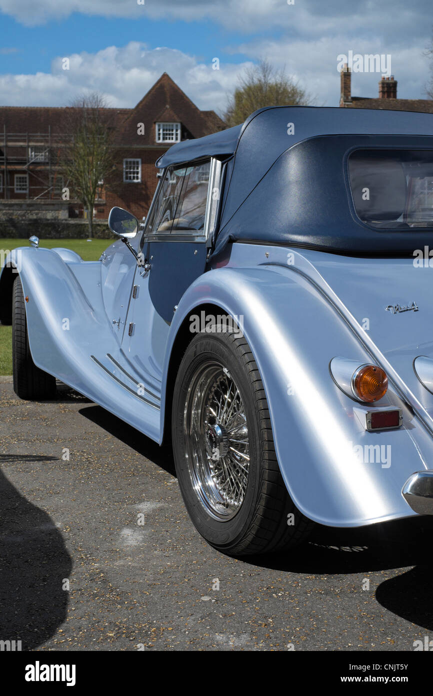 Rückseite und Seite des klassischen britischen Morgan Plus 4 silberne Sportwagen Stockfoto