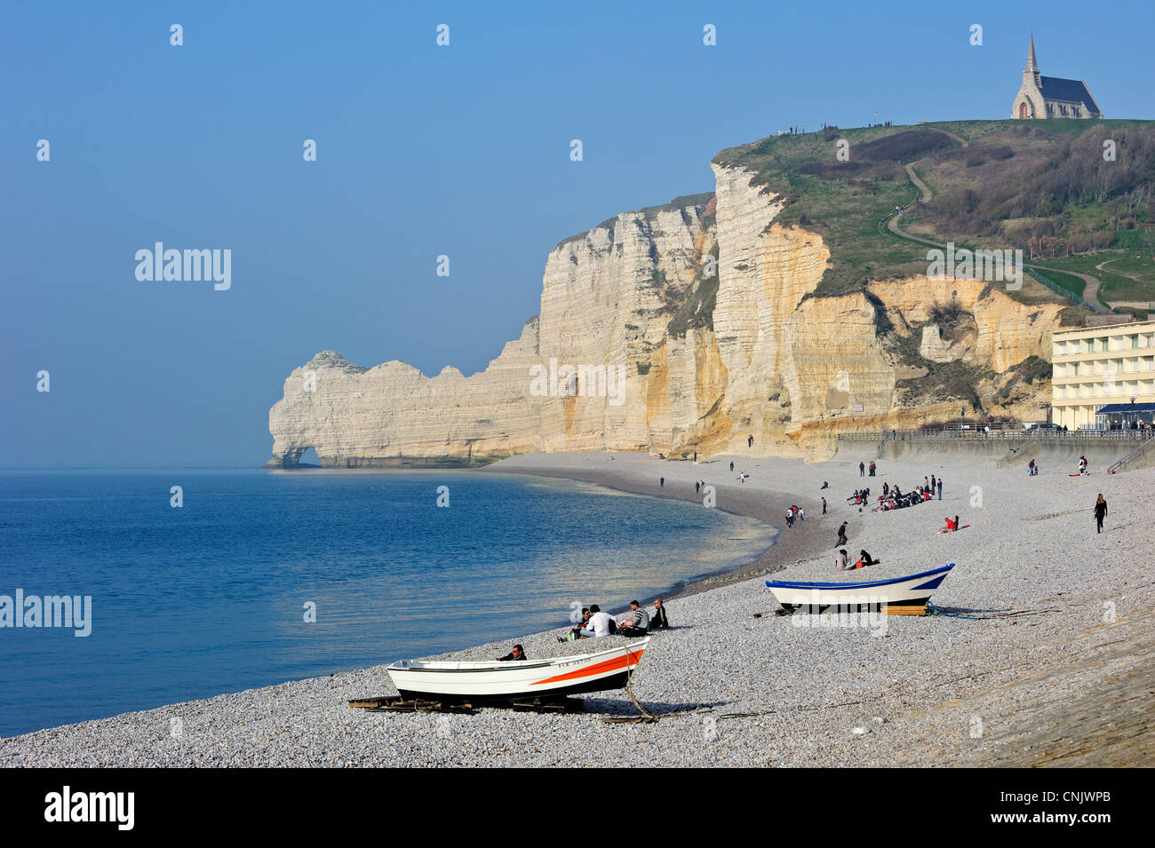 Die Kreide Klippen Porte d'Amont und die Kapelle Notre-Dame-de-la-Garde bei Etretat, Côte d'Albâtre, Haute-Normandie, Frankreich Stockfoto