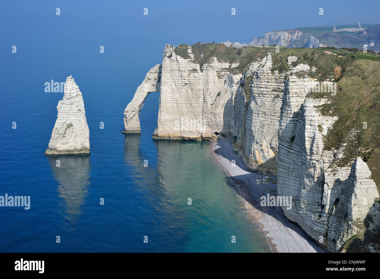 L'Aiguille und Porte D'Aval, ein natürlicher Bogen in den erodierten Kreidefelsen bei Etretat, Côte d'Albâtre, Haute-Normandie, Frankreich Stockfoto