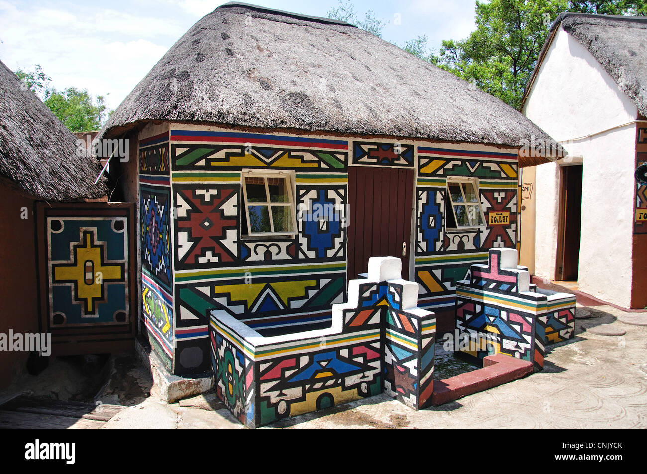 Bunte Ndebele Wohnung, Lesedi African Cultural Village, Broederstroom, Johannesburg, Gauteng, Südafrika Stockfoto