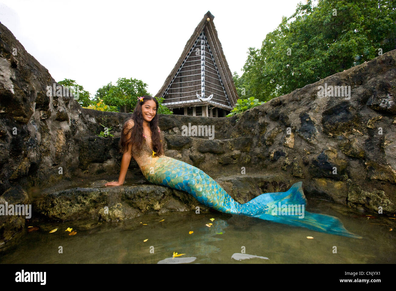 Junge Yap Meerjungfrau auf Stufen führen vom Wasser, Männerhaus, Yap. Stockfoto