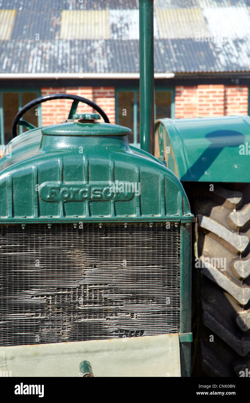 alten Traktor auf dem Display am Tag der offenen Tür am Bursledon Industriemuseum Ziegelei, Hampshire, England. Stockfoto