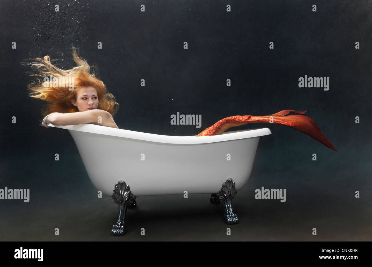 Meerjungfrau Verlegung unter Wasser in ihrem Victoria + Albert Klaue Fuß Badewanne Stockfoto