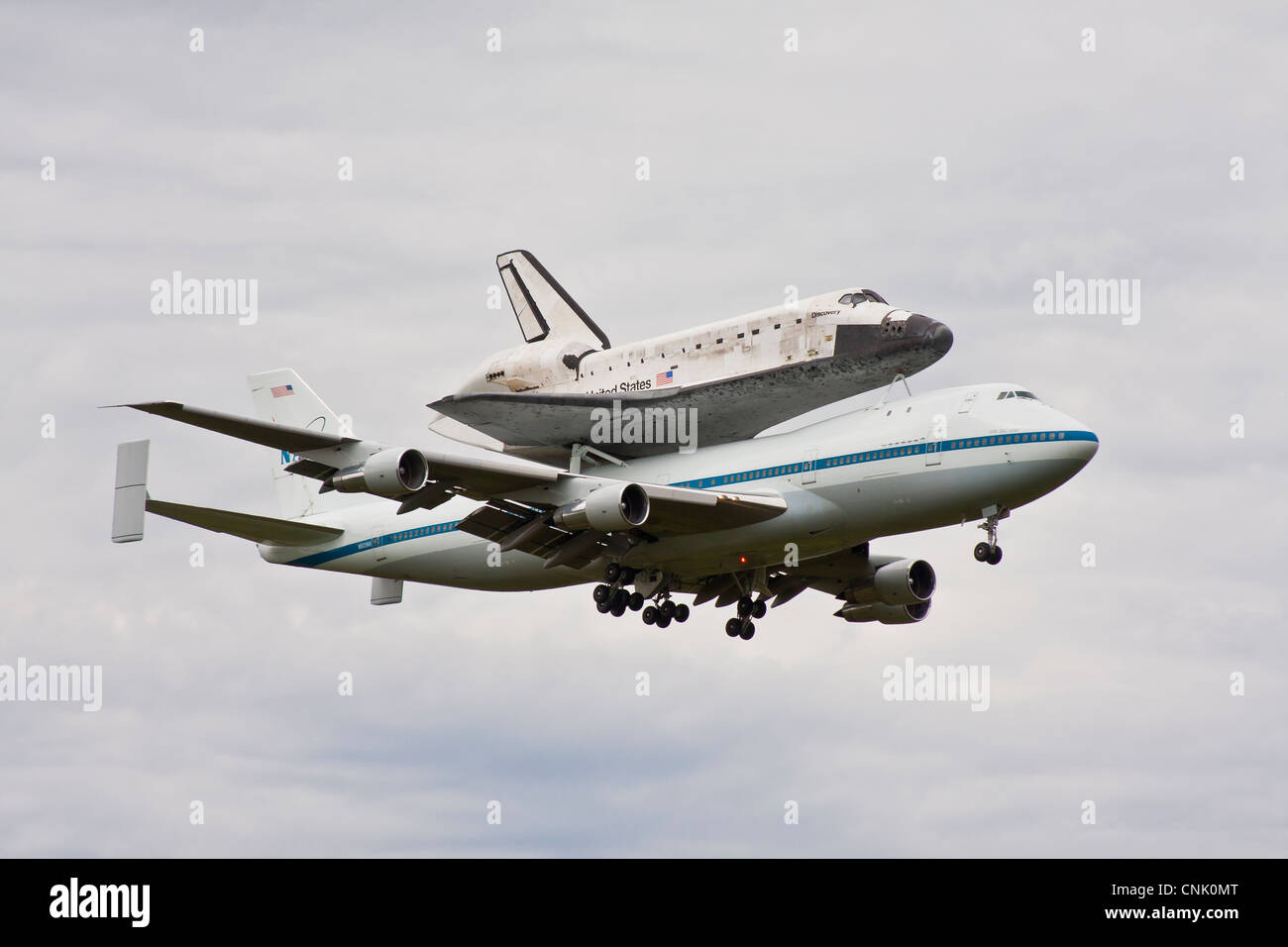 Shuttle Discovery auf der Rückseite der NASA 747 Transporter kommt am Dulles International Airport auf dem Weg zu den Smithsonian Stockfoto