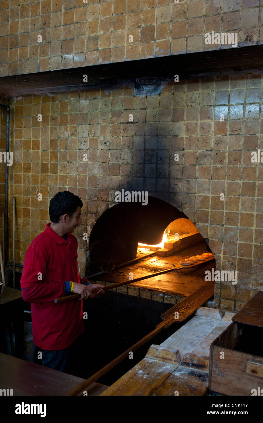 Naher Osten Israel Jaffa ein Bäcker Brot in einem alten Ofen Feuer machen Stockfoto