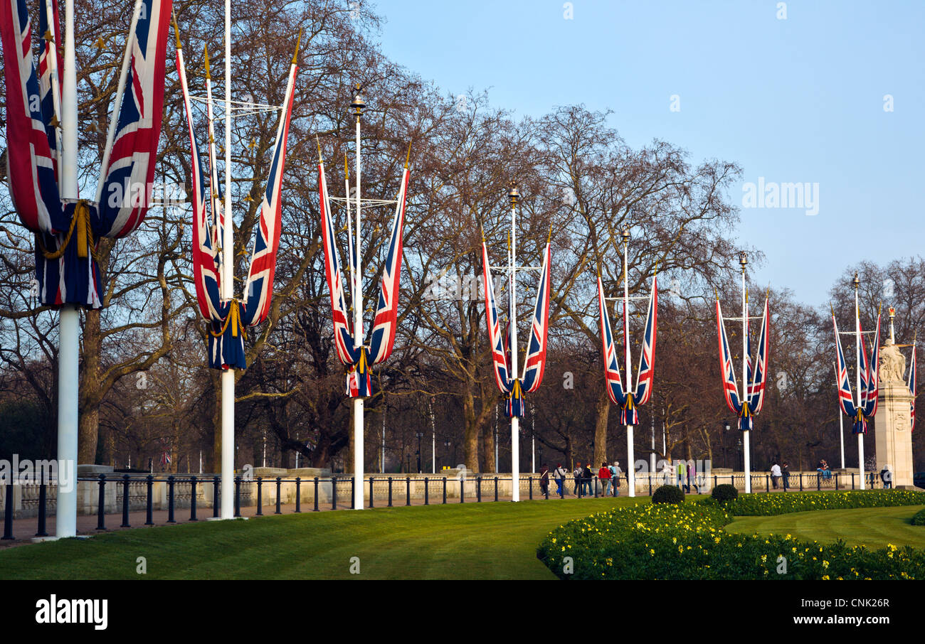 Union Flaggen in der Queen Victoria Memorial Garden neben Buckingham Palace und Green Park London England UK Stockfoto