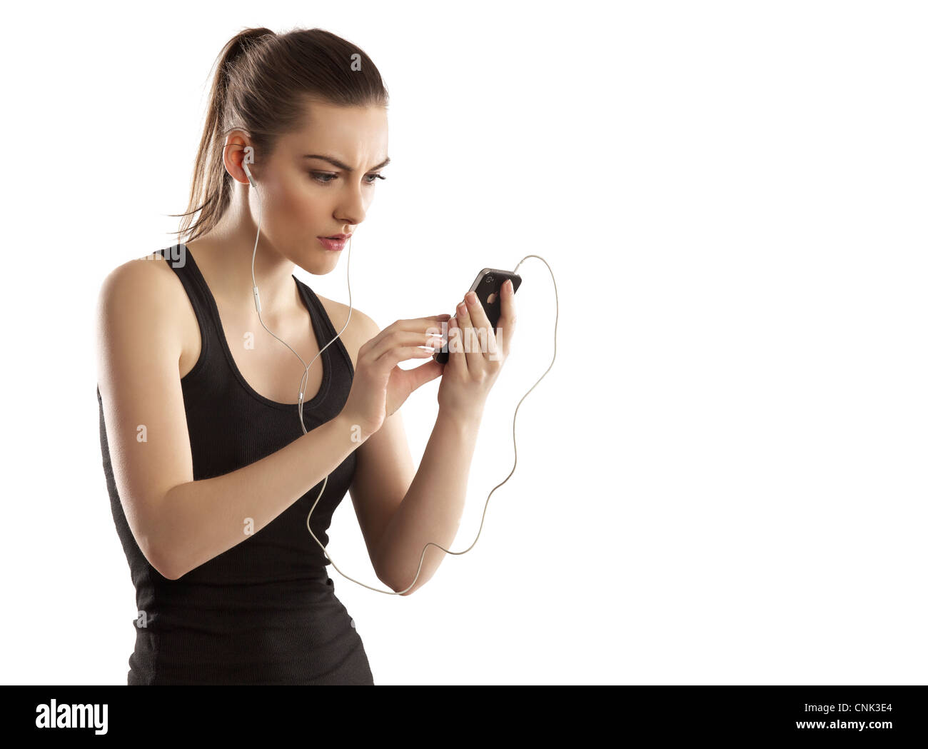 Schöne junge Frau, die Verfolgung ihrer Kalorien nach dem Sport mit ihrem iPhone 4 Stockfoto