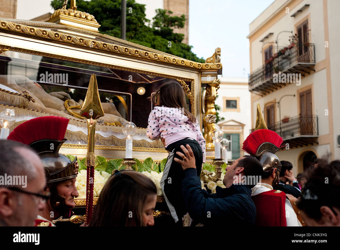 Palermo, Sizilien, Italien - traditionelle Ostern feiern, ein Mann hält ihre Tochter ihr die Statue von Christus zu küssen. Stockfoto