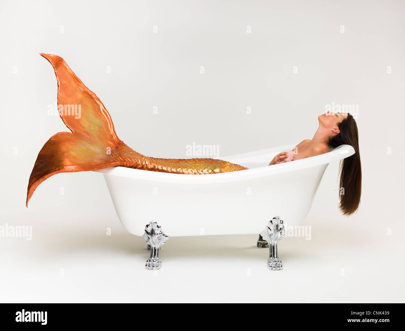 Meerjungfrau Baden sich in ihr Victoria + Albert Klaue Fuß Badewanne Stockfoto