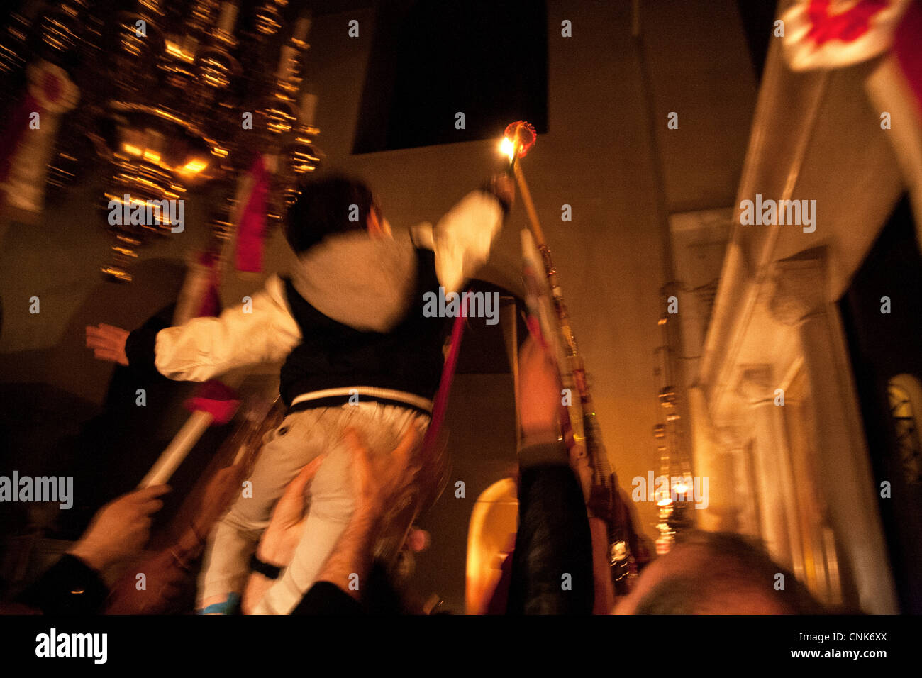 Τhe Gläubigen laufen dem Priester das Heilige Licht empfangen Stockfoto
