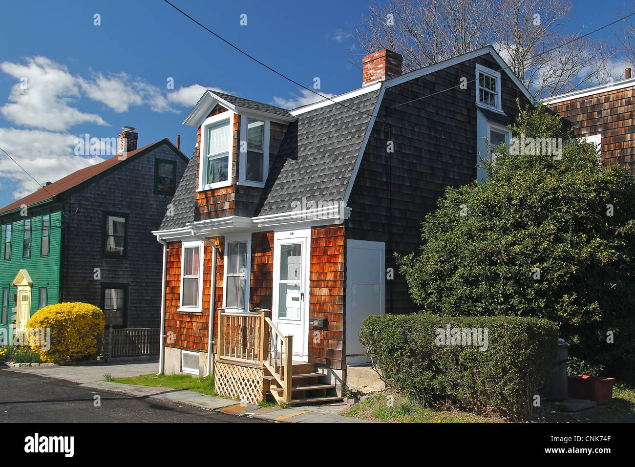 Eine alte Schindeln, Heimat und eine grüne Kolonialstil Haus daneben, in Newport, Rhode Island Stockfoto