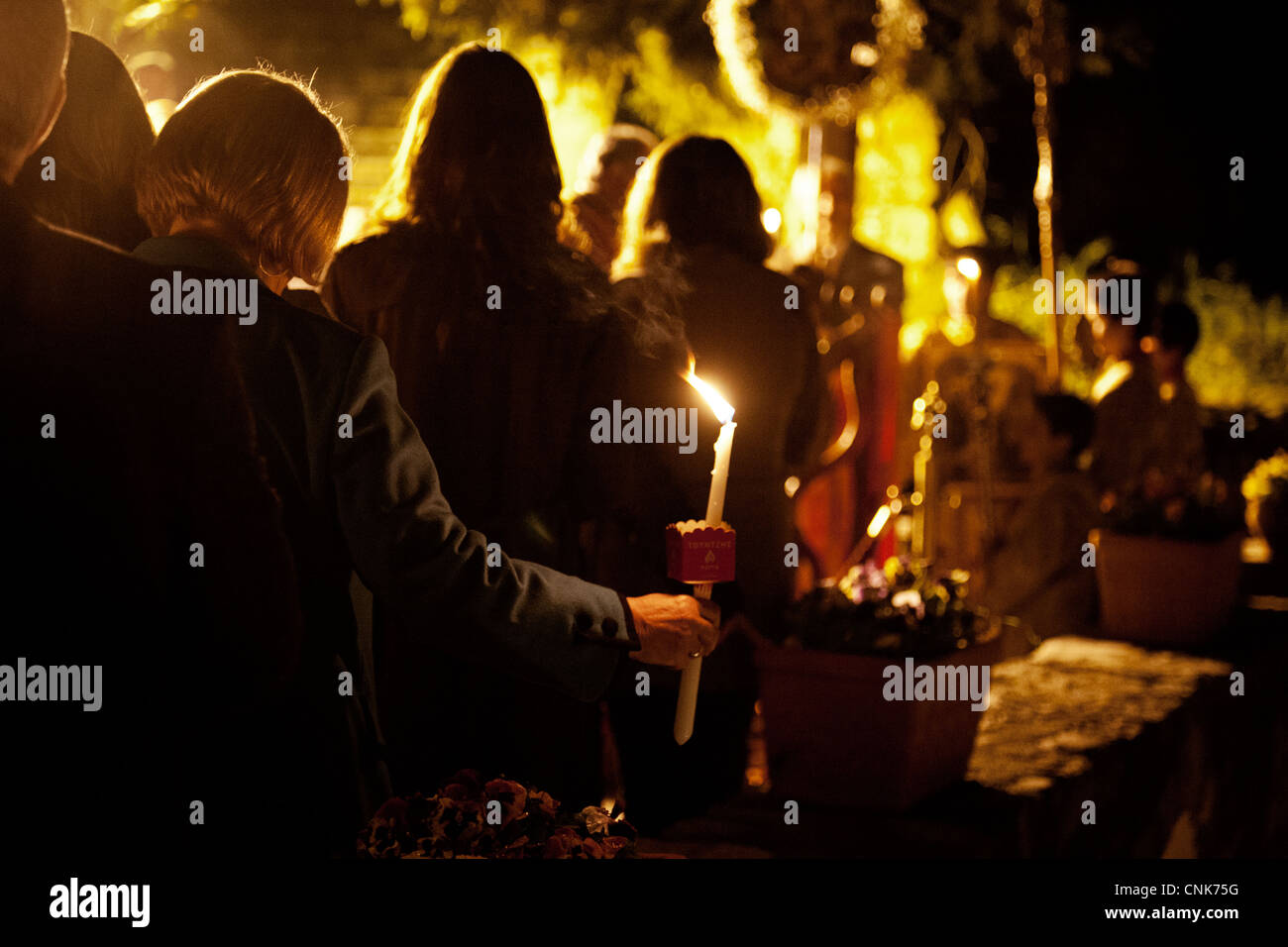 Wir feiern die Auferstehung Jesu Christi in einer griechisch-orthodoxen Kirche, halten die Gläubigen Kerzen mit dem Heiligen Licht. Stockfoto