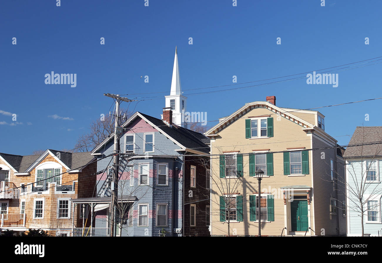 Häuser in Newport, Rhode Island, Kirchturm im Hintergrund Stockfoto