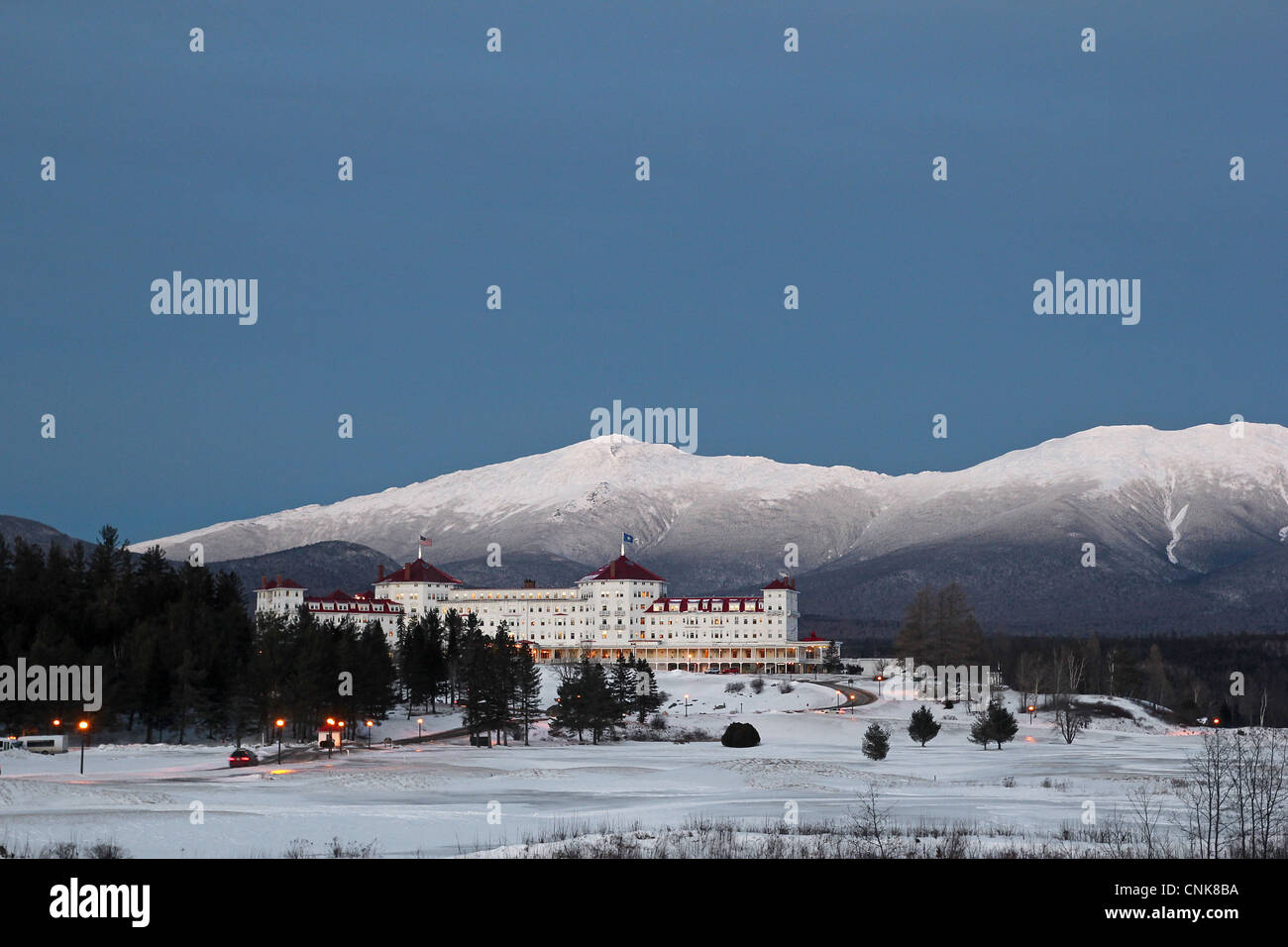 Das Omni Mount Washington Hotel abends im winter Stockfoto