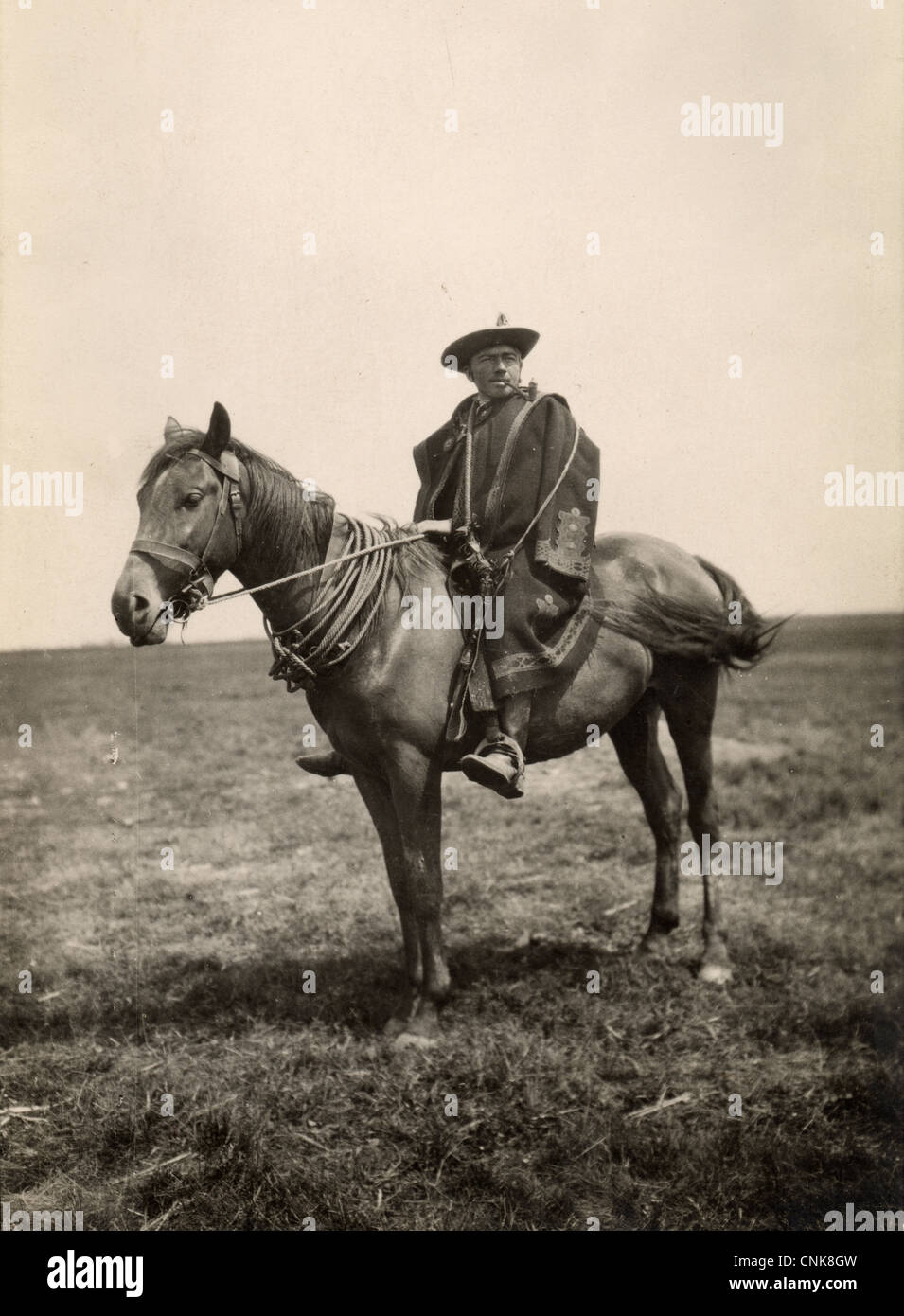 Pfeife rauchen Gaucho auf dem Pferderücken Stockfoto