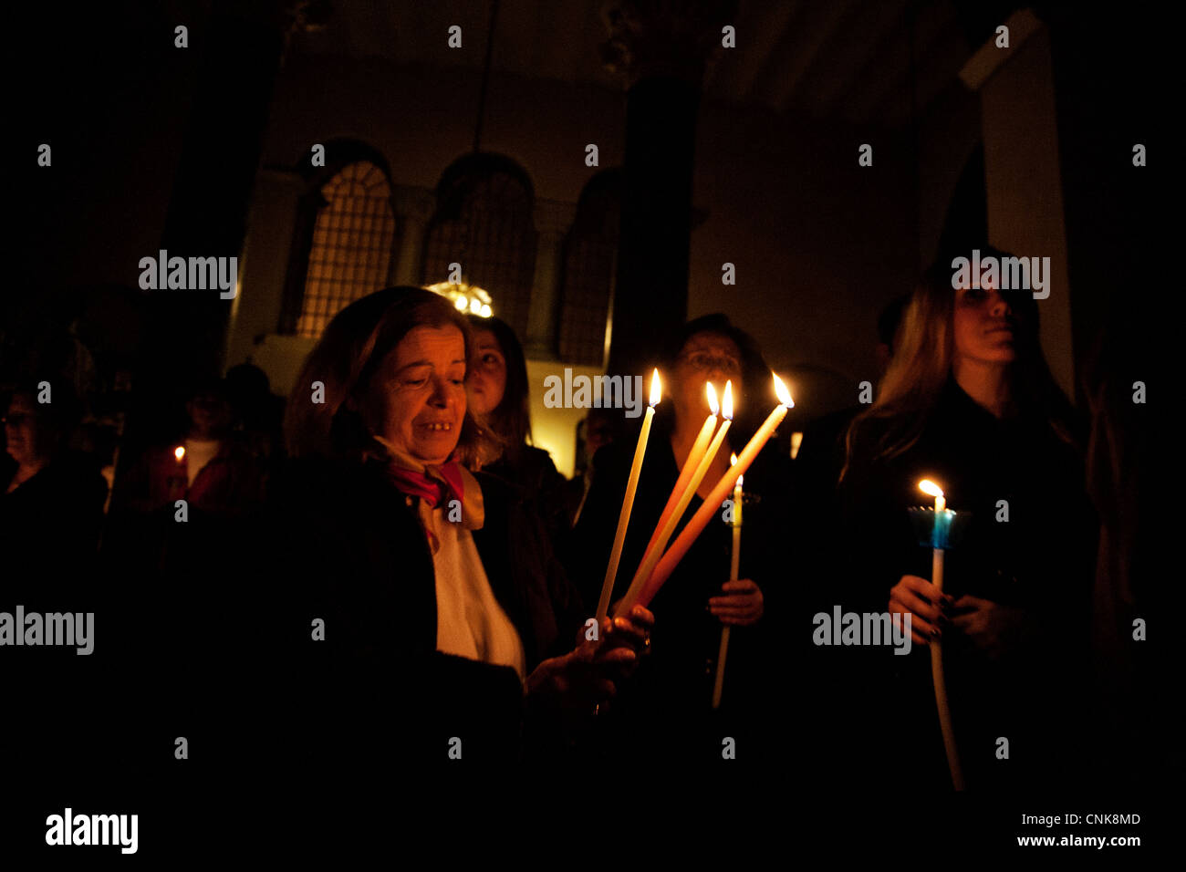 Orthodoxe Frauen halten Kerzen mit dem Heiligen Licht. Achiropoiitos Kirche, Thessaloniki, Griechenland. Stockfoto