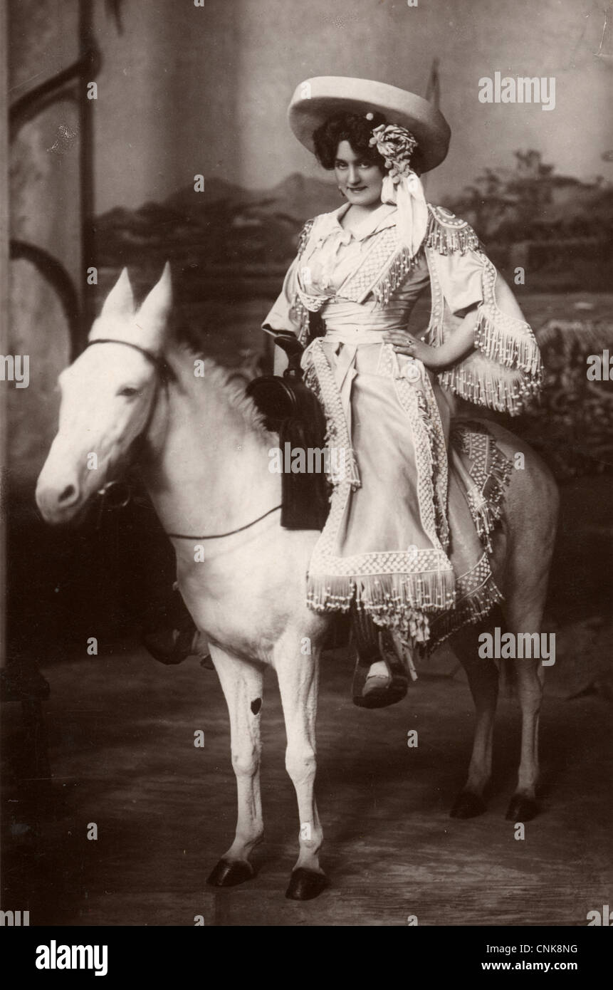 Schauspielerin in Theater Kostüm auf kleinen Prop Pferd Stockfoto