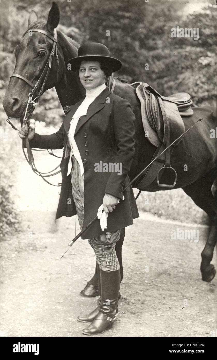 Oberschicht Pferd Frau Fuchs Jagd Kleidung Stockfoto
