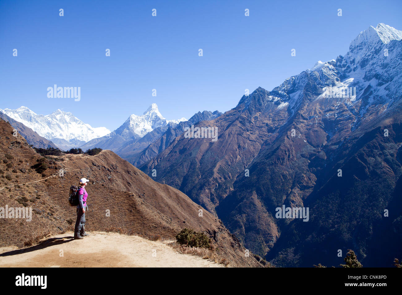 Trekker mit Blick am Everest View Hotel Mt. Everest und Ama Dablam vorbei. Stockfoto