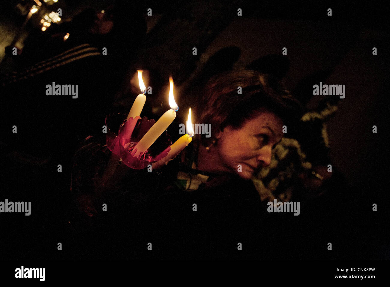 Ein treues Frauenbild halten Kerzen mit dem Heiligen Licht. Achiropoiitos Kirche, Thessaloniki, Griechenland. Stockfoto