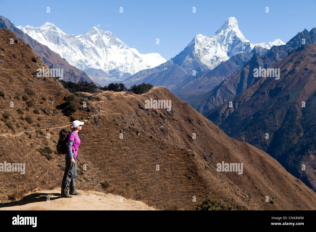 Trekker mit Blick am Everest View Hotel Mt. Everest und Ama Dablam vorbei. Stockfoto