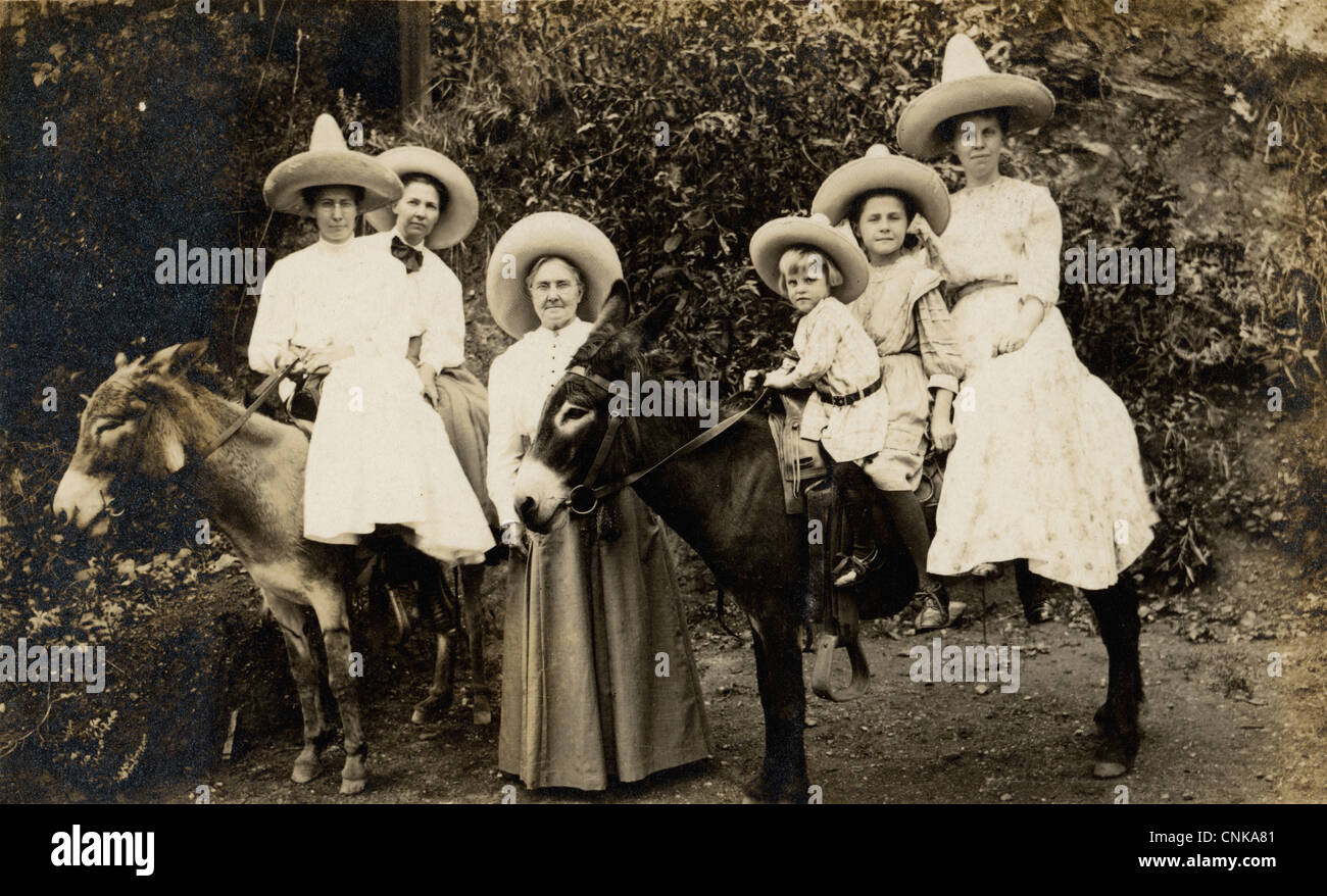 Familie von sechs Frauen Esel reiten Stockfoto