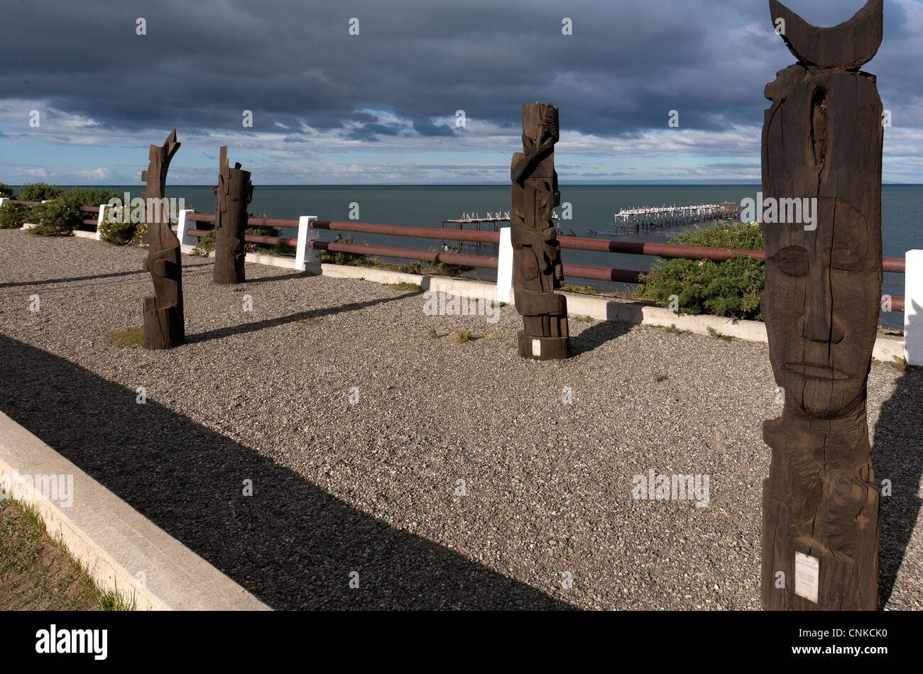 Alte hölzerne Skulpturen entlang des Meeres wandern in Punta Arenas, Patagonien, Chile Stockfoto