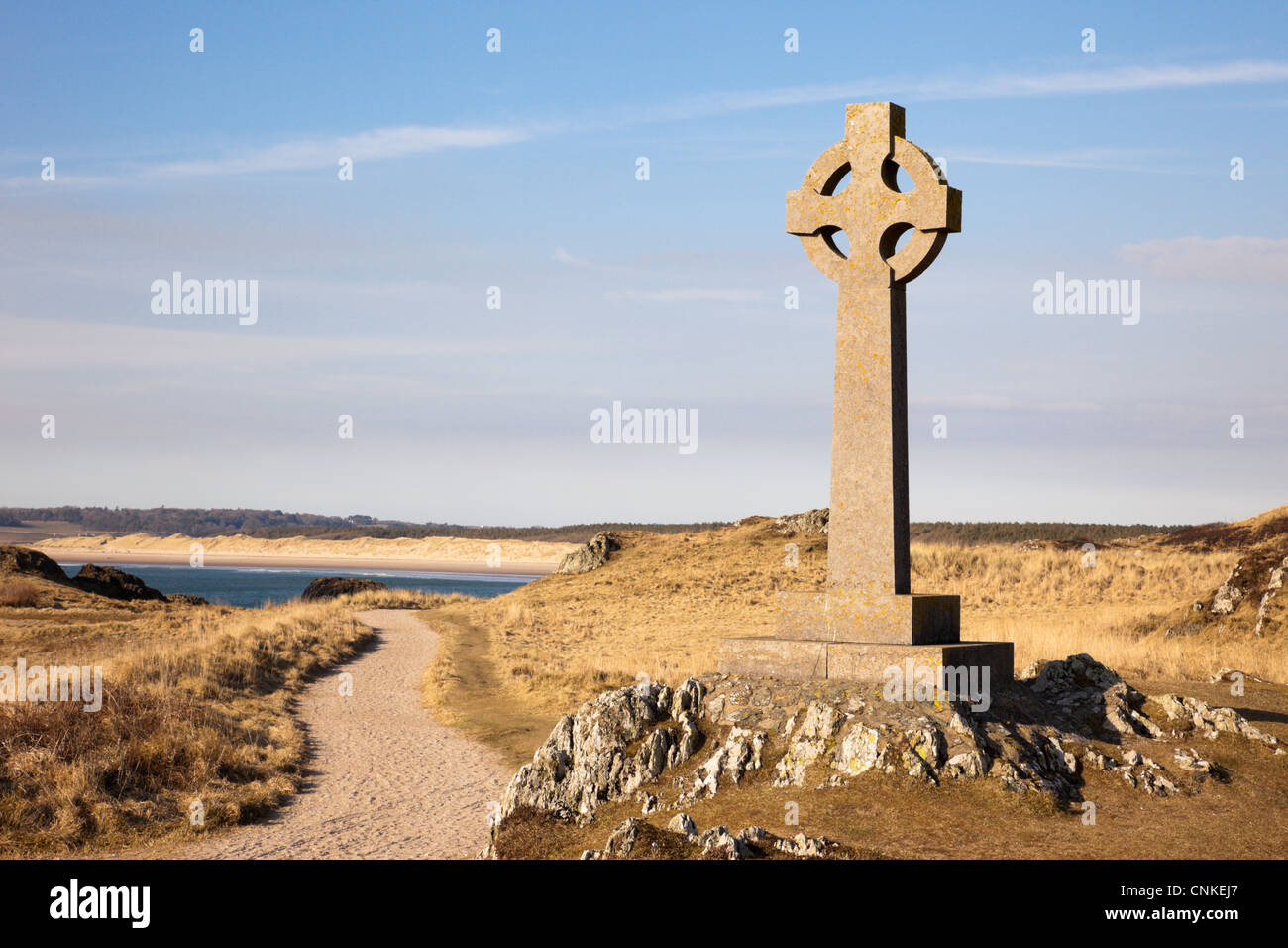 St Dwynwen der Keltischen Stein kreuz und den Pfad in die National Nature Reserve und Aonb. Llanddwyn Island, Rhosneigr, Isle of Anglesey, North Wales, UK, Großbritannien Stockfoto