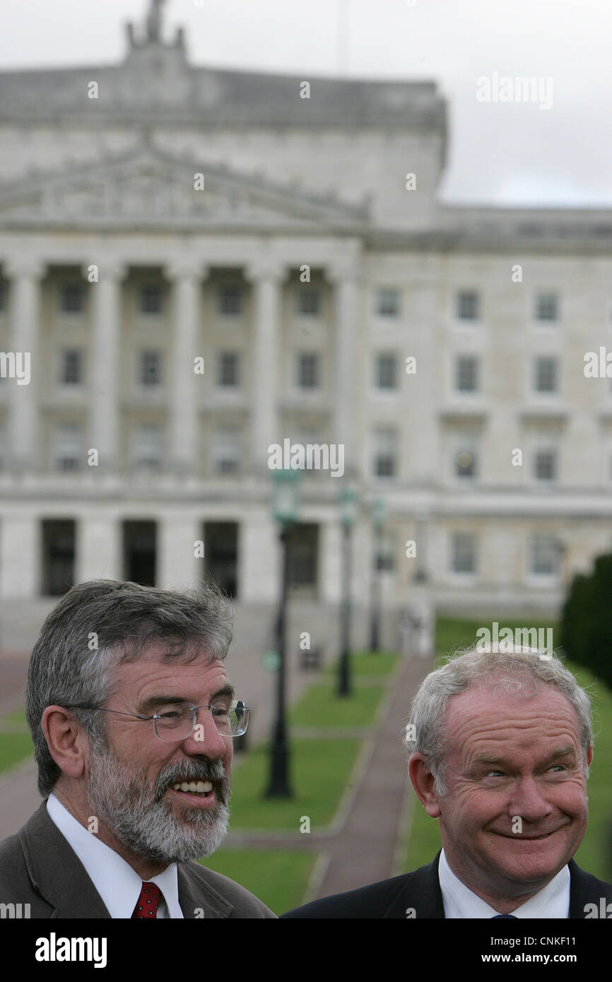 LÄCHELND Bilder von Sinn Féin Gerry Adams und Nordirlands stellvertretende erste Minister Martin McGuinness in Stormont. Stockfoto