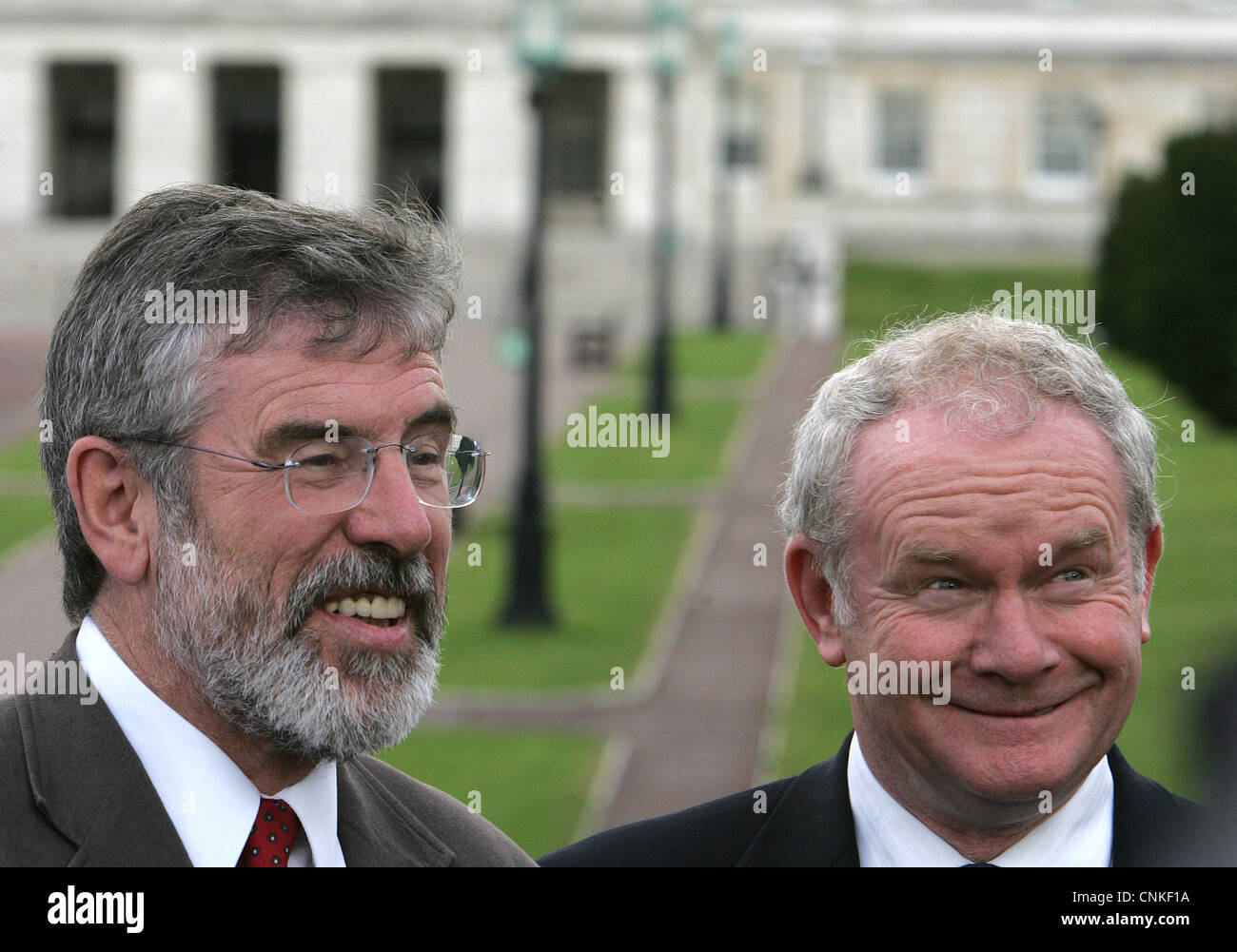Sinn Féin Führer Gerry Adams und Nordirlands Abgeordneter First Minister Martin McGuinness lächelt. Stockfoto