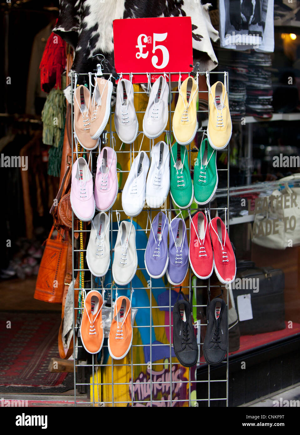 Plimsoll Schuhe auf dem Display für Verkauf, Brick Lane, London, England, UK Stockfoto