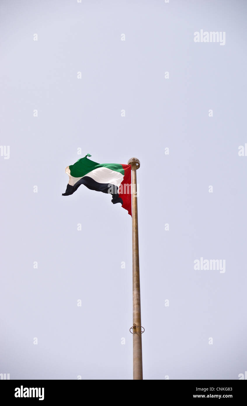 Nationalflagge der VAE auf 400 Fuß Fahnenmast auf Union House, Jumeirah Road, Dubai, Vereinigte Arabische Emirate Stockfoto