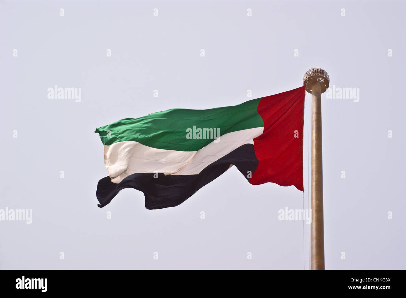 Nationalflagge der VAE auf 400 Fuß Fahnenmast auf Union House, Jumeirah Road, Dubai, Vereinigte Arabische Emirate Stockfoto