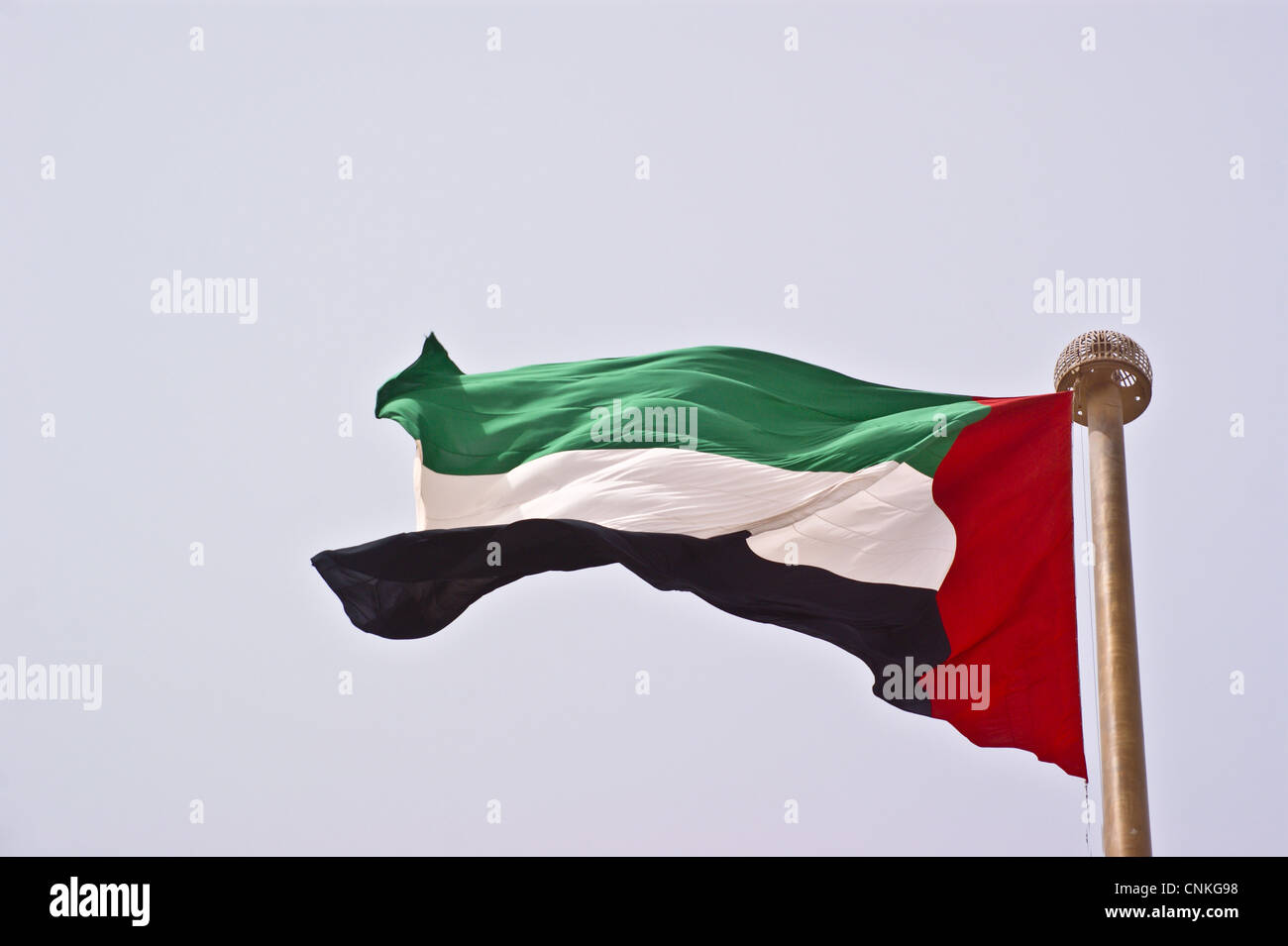 Nationalflagge der VAE auf 400 Fuß Fahnenmast auf Union House, Jumeirah Road, Dubai, Vereinigte Arabische Emirate Stockfoto