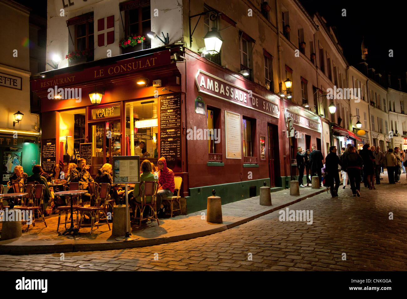 Straßencafé in Montmartre Paris im Laufe des Abends Stockfoto