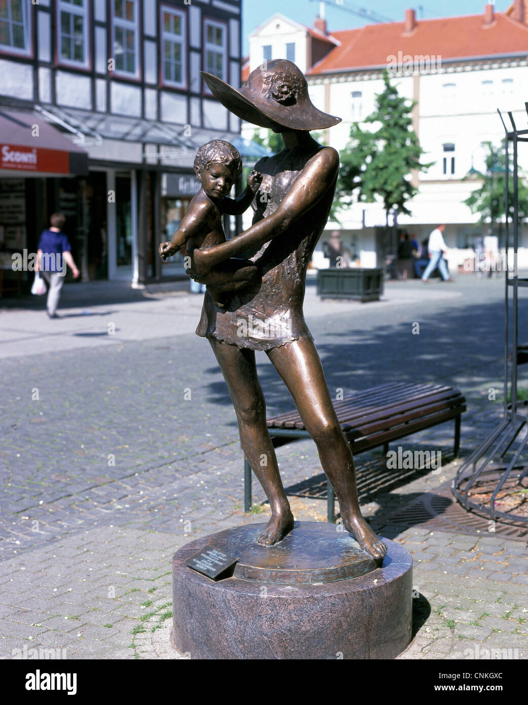Bronzeplastik "Frau Mit Kind" von Laszlo Kutas in Northeim, Niedersachsen Stockfoto
