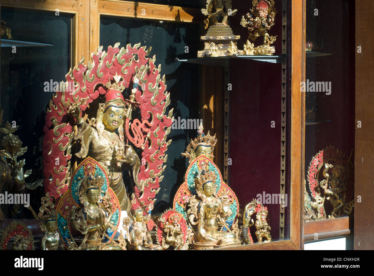 Buddhistischen Beschützer Gottheit Mahakala und verschiedene Bodhisattva Skulpturen wie Chenrezig, gegossen aus Messing in Kathmandu Stockfoto