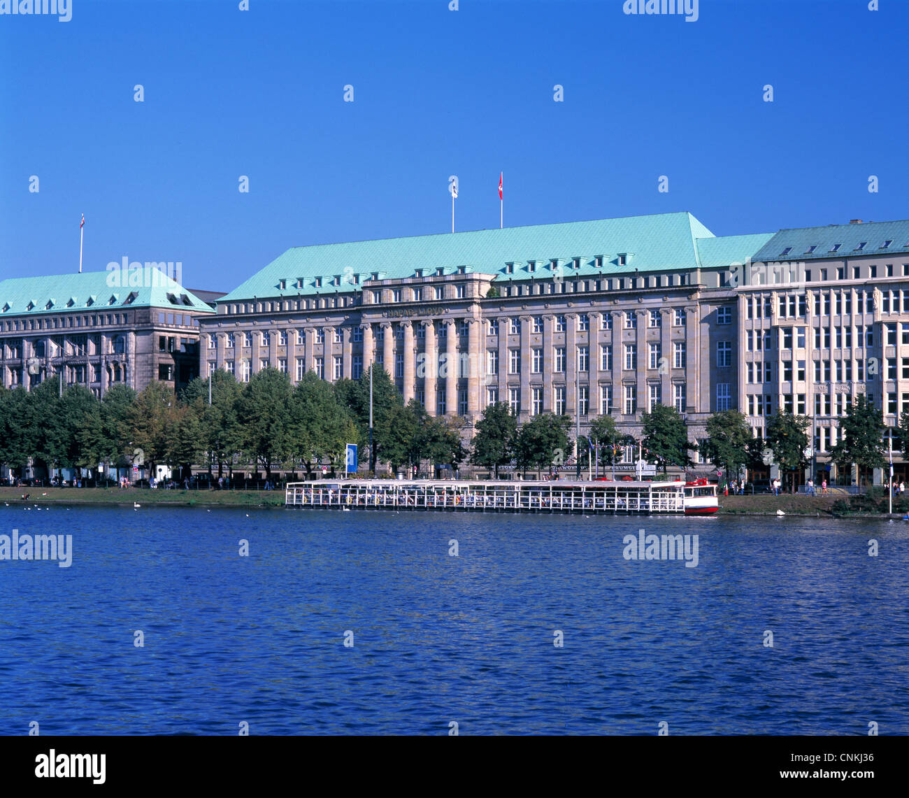 binnenalster-in-hamburg-geschaeftshaeuser-und-hauptverwaltungsgebaeude