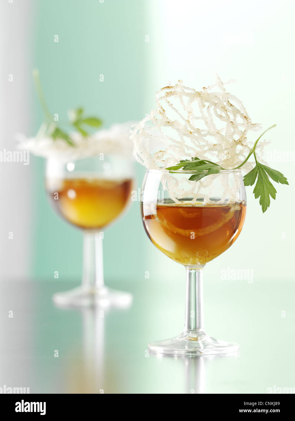 Beef Tea-Shooter mit Eigelb Stockfoto