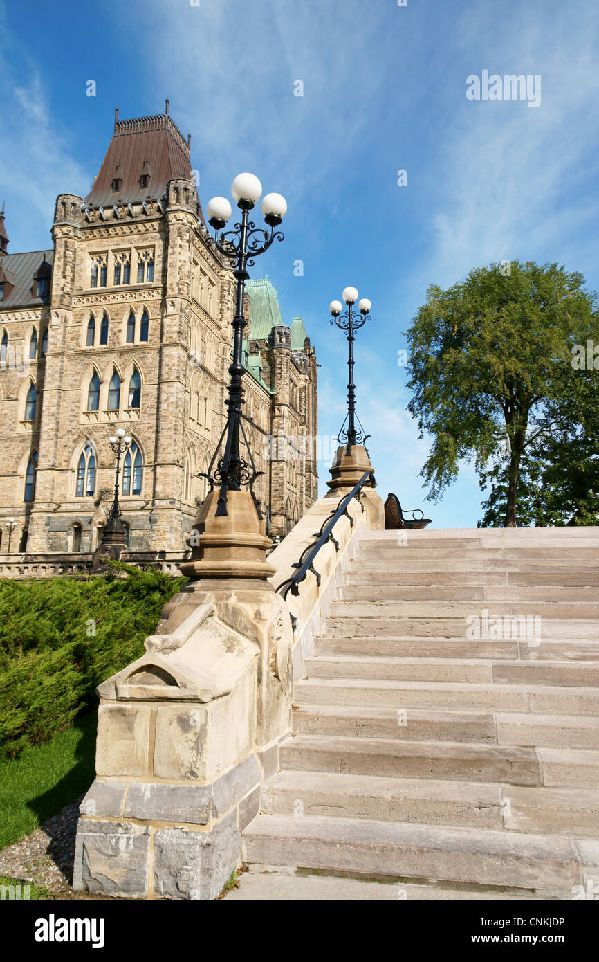 Parlament von Kanada und Steintreppe mit Laternen am Parliament Hill in Ottawa Stockfoto