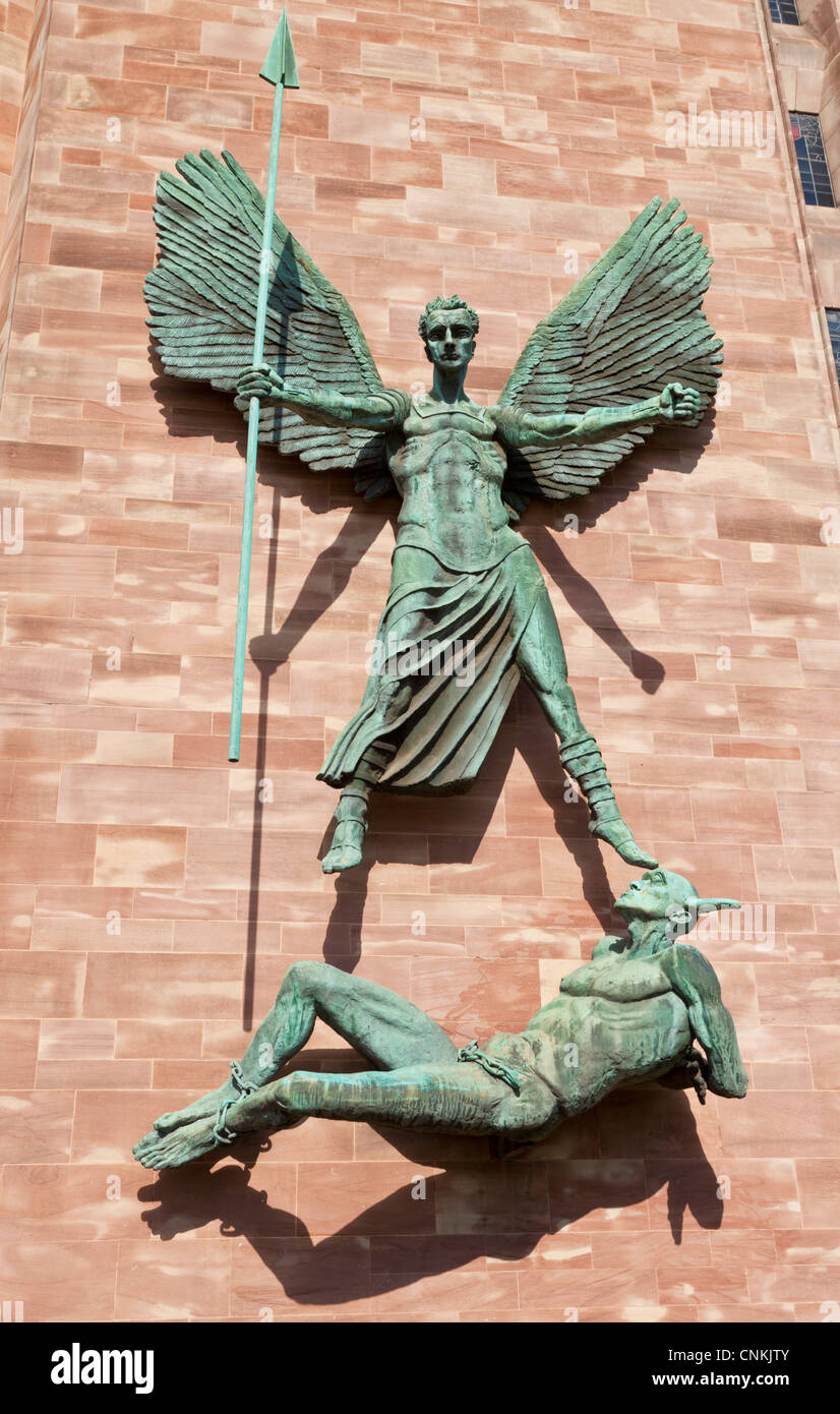 Skulptur von St. Michael und dem Teufel an die Wand des Coventry Kathedrale West Midlands England UK GB EU England Stockfoto