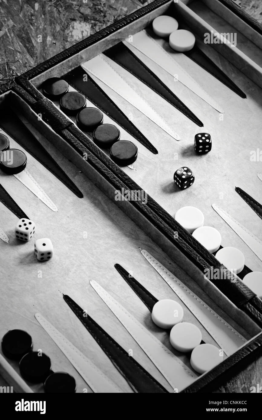 Backgammon-Spiel mit spielen Stücke und Würfel Stockfoto