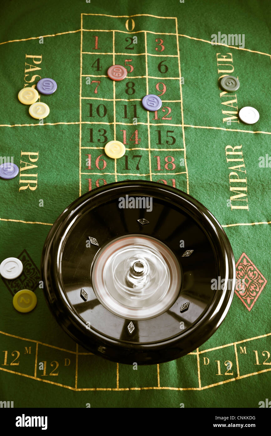 Roulette-Spieltisch und Spielchips Stockfoto