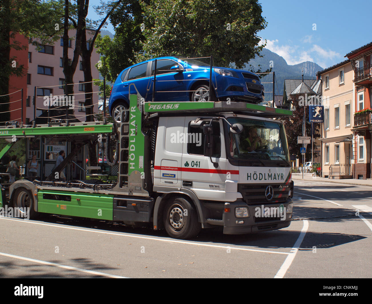 Ein Mercedes-Benz Actros Pkw Transporter LKW Bereitstellung von Fahrzeugen für einen Show-Room in der malerischen Stadt Bad-Ishchl, Österreich. Stockfoto