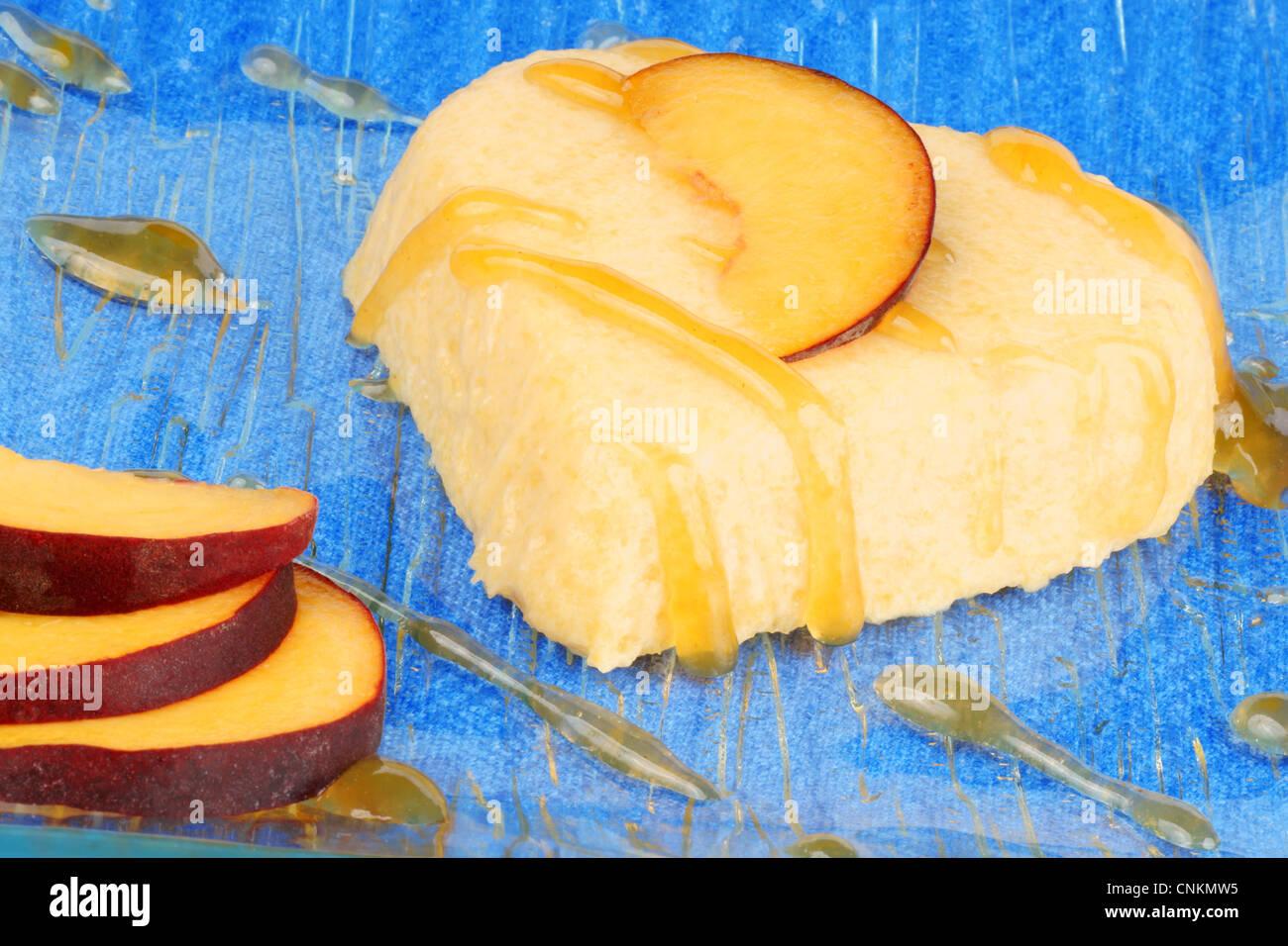 Herzförmige Pfirsich Bayerische Creme Dessert (Bavarese) zum Valentinstag Stockfoto