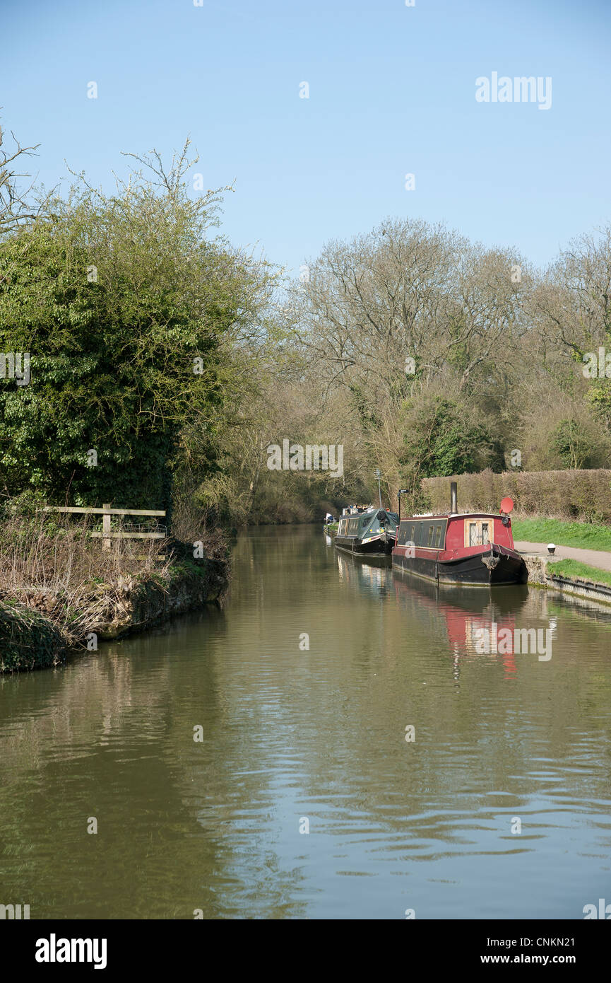 Narrowboats am Grand Union Canal bei Stoke Bruerne Northamptonshire England UK Stockfoto