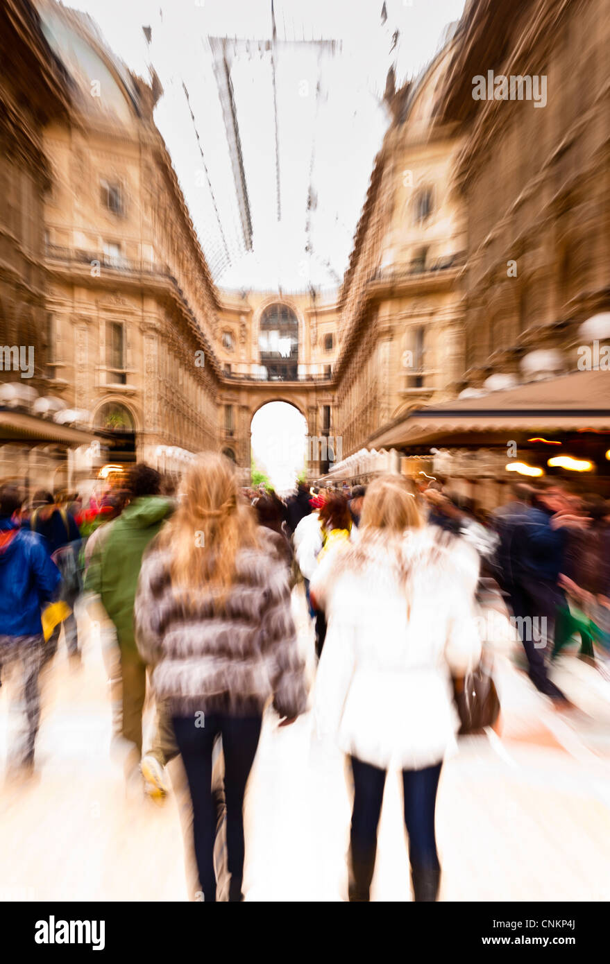 Zwei Frauen gehen in der Galleria Vittorio Emanuele II in Mailand Stockfoto