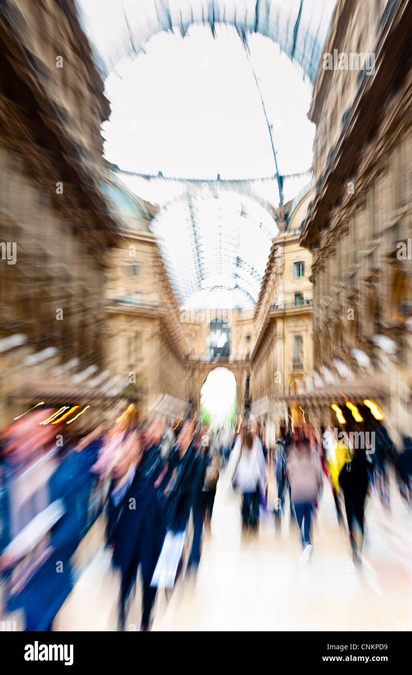 Absichtlich verwischt Bewegung kreative Bild der Pendler zu Fuß in der Galleria Vittorio Emanuele II in Mailand, Italien Stockfoto