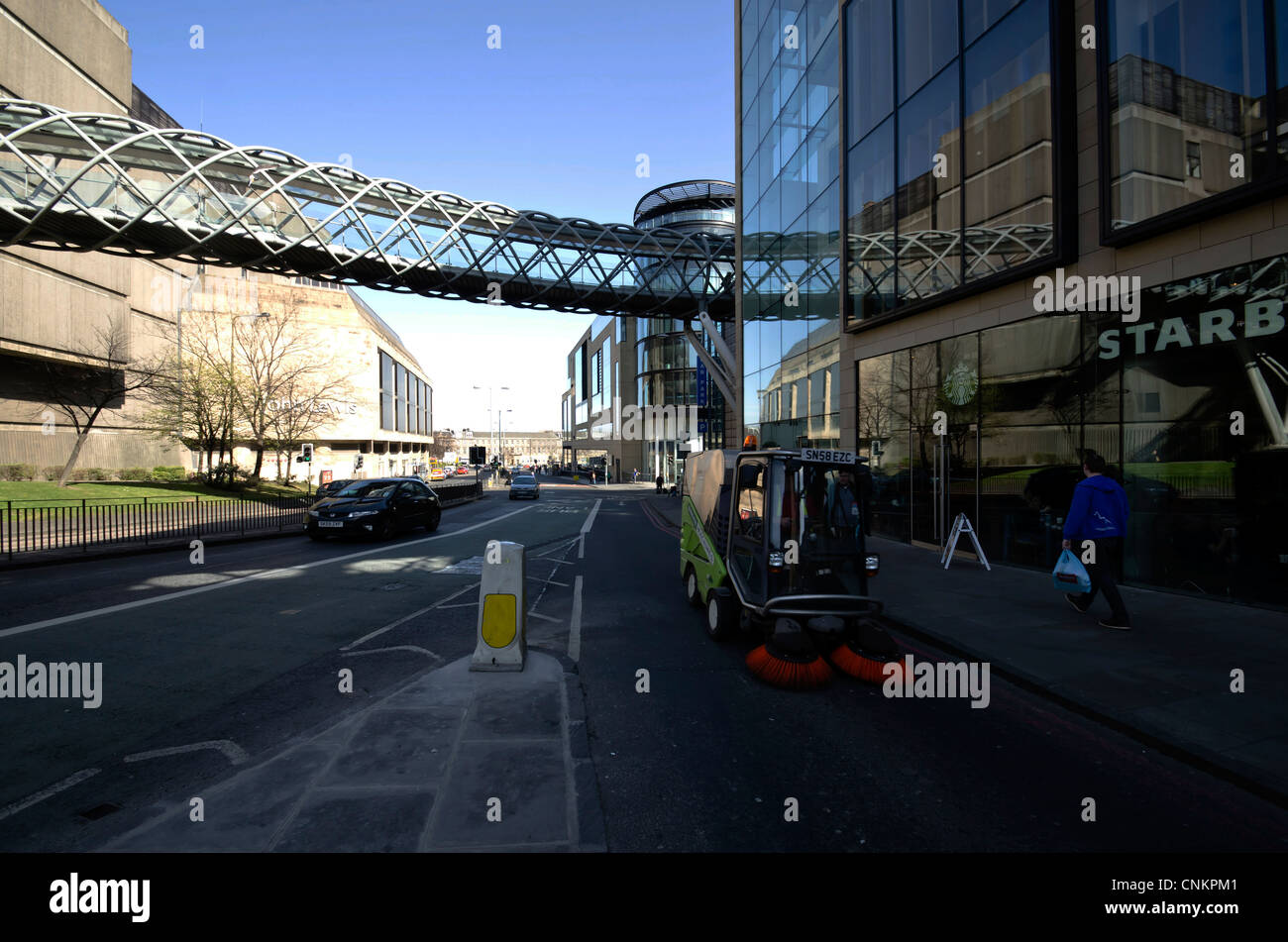 Fußgängerbrücke über Leith Street im Zentrum von Edinburgh, Schottland. Stockfoto