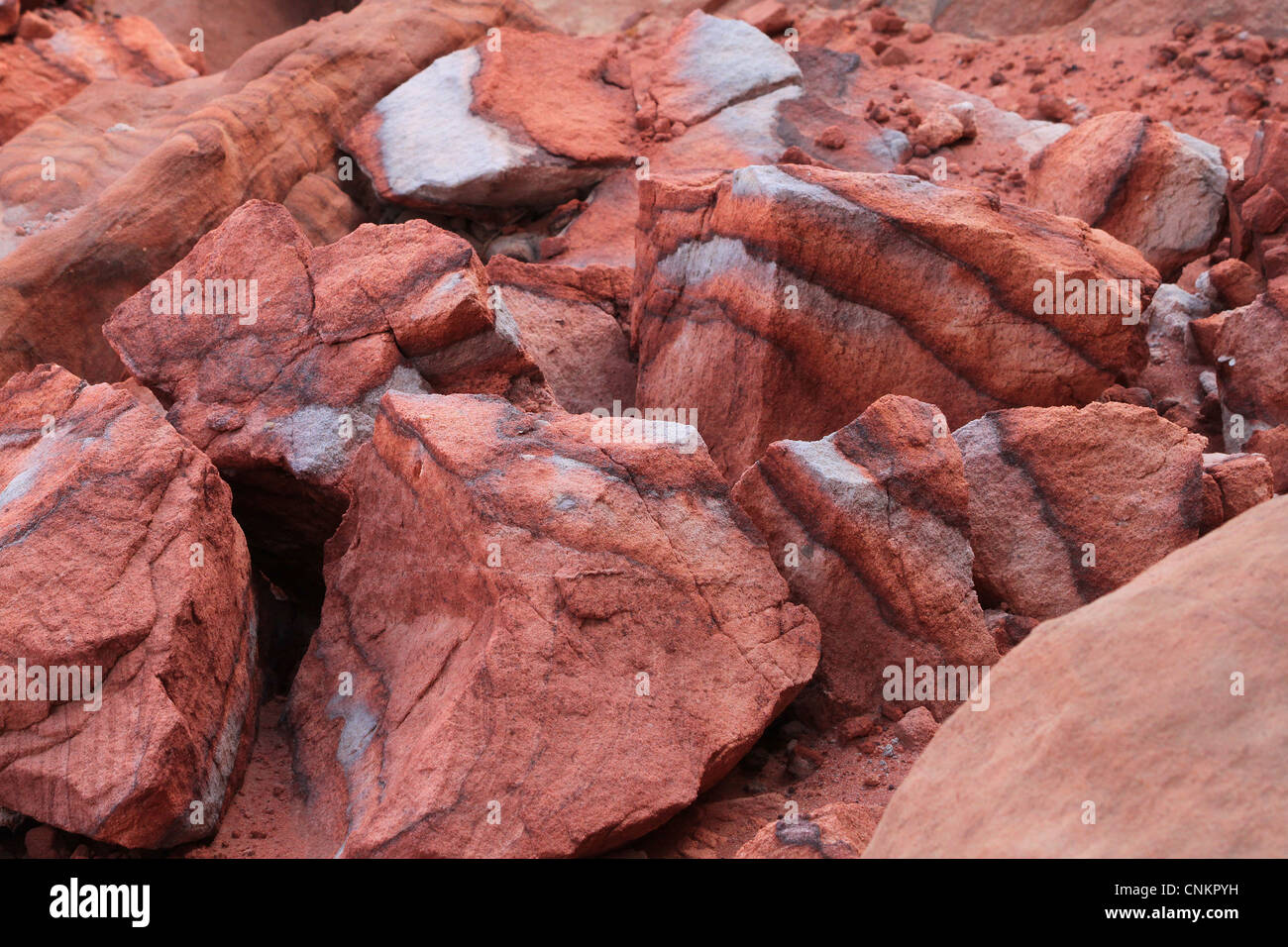 Felsen (rote Sandstein-Formationen gebildet durch Erosion und Verwitterung) abgebildet gesehen am al-Habis Berg in Petra, Jordanien. Stockfoto